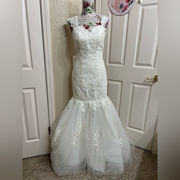 Dresses & Skirts - Elegant White Lace Wedding Dress